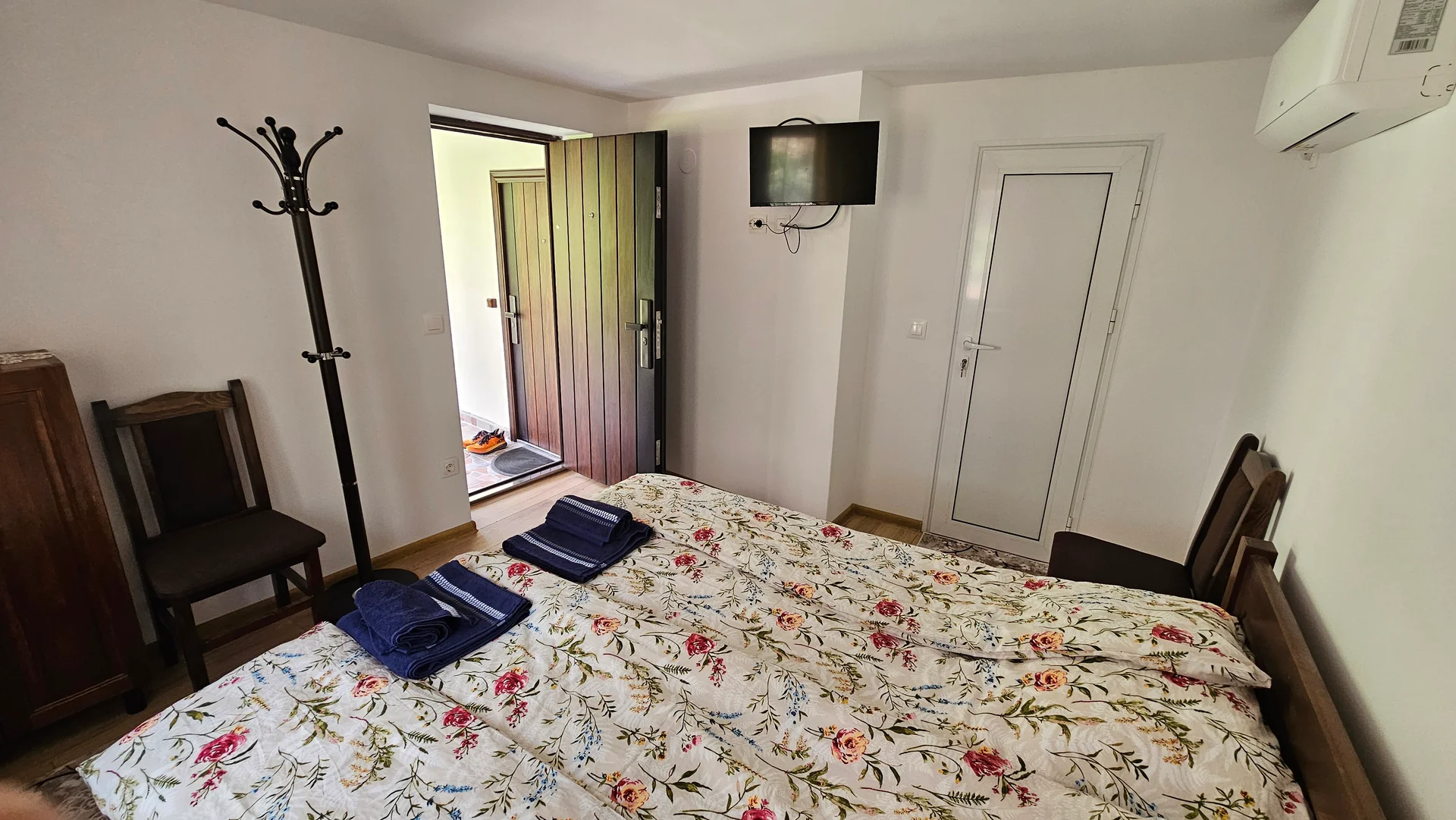 Apartment 4 4